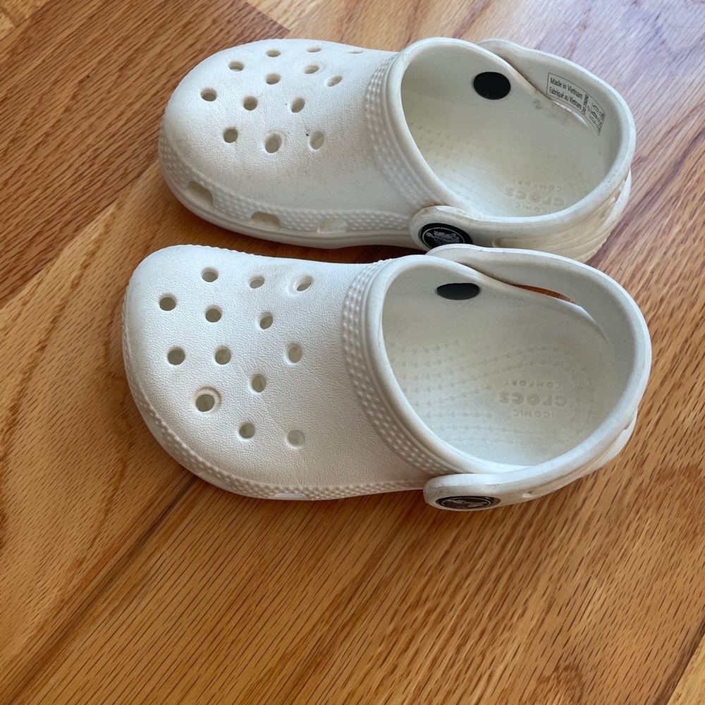 CROCS Kids White Slippers with Fun Charms Halloween dunkin donut